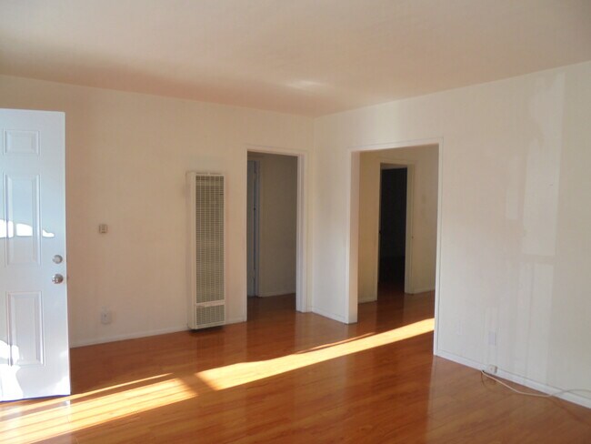 Building Photo - 216 N Spruce St