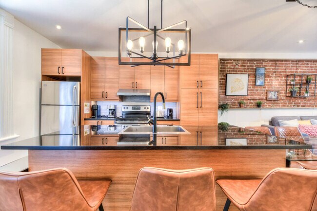 Building Photo - 3833 R. Saint-Denis