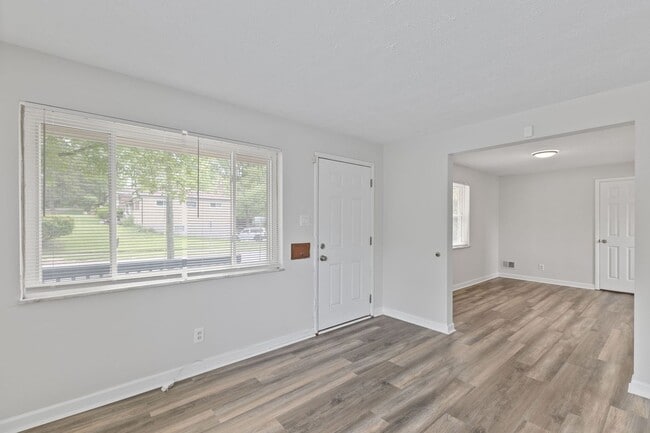 Building Photo - COLLEGE HILL- amazing 3 bedroom, 1.5 bathr...