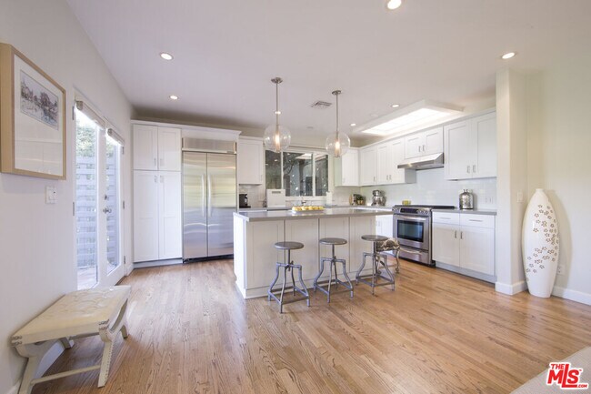 Foto del edificio - 8908 Ashcroft Ave