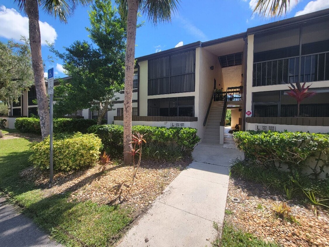 Primary Photo - Lovely bottom floor UN-furnished condo Por...