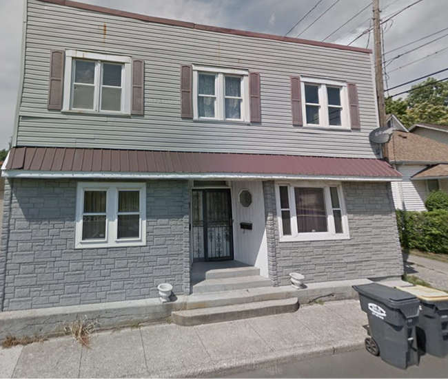 Building Photo - 810 E 8th St