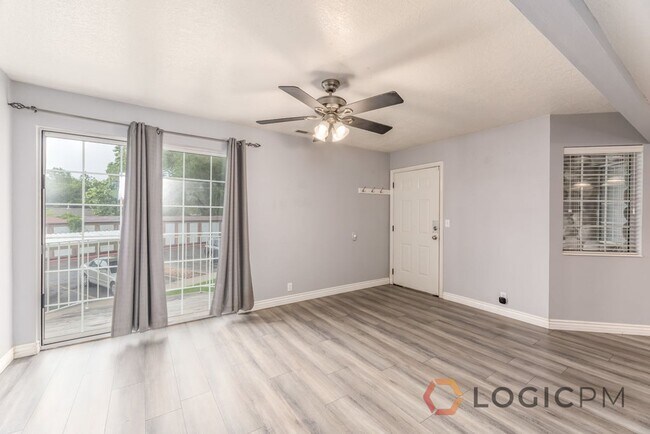 Building Photo - Great Condo Near University!