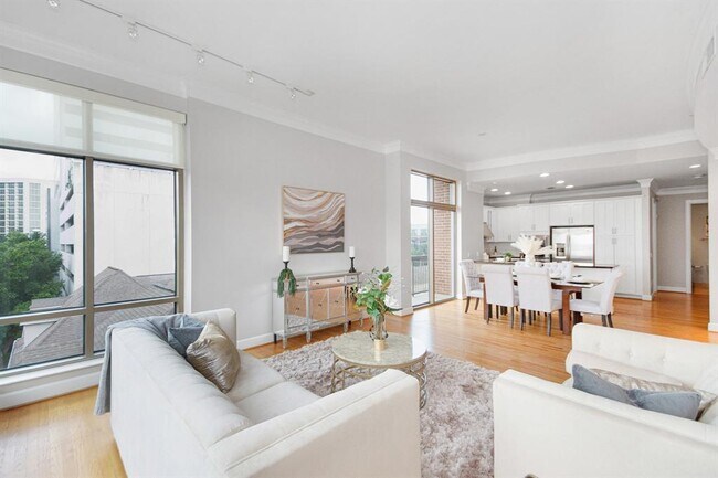 Foto del edificio - 2211 Briarglen Dr