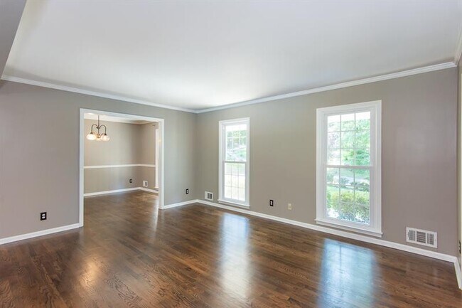 Building Photo - 2850 Whitby Dr