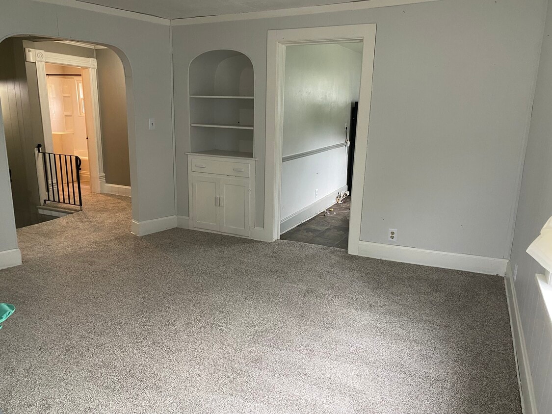 Dining room - 585 E Church St
