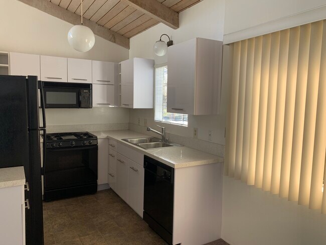 Foto del edificio - 2493 1/2 S Barrington Ave