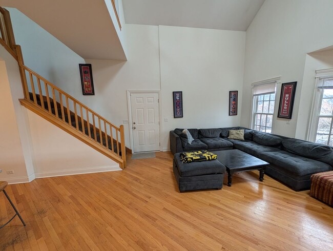 Building Photo - Rarely on the Market! Luxury 4-Bed/3-Bath Duplex in Lincoln Park