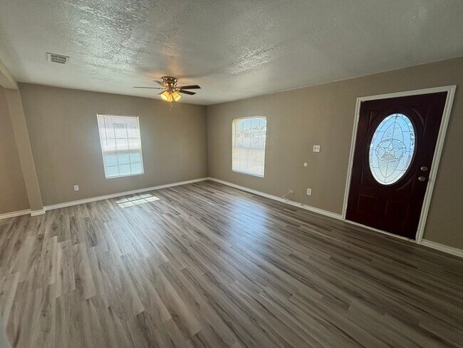 Building Photo - Spacious 3 bed 2 bath home, move in ready