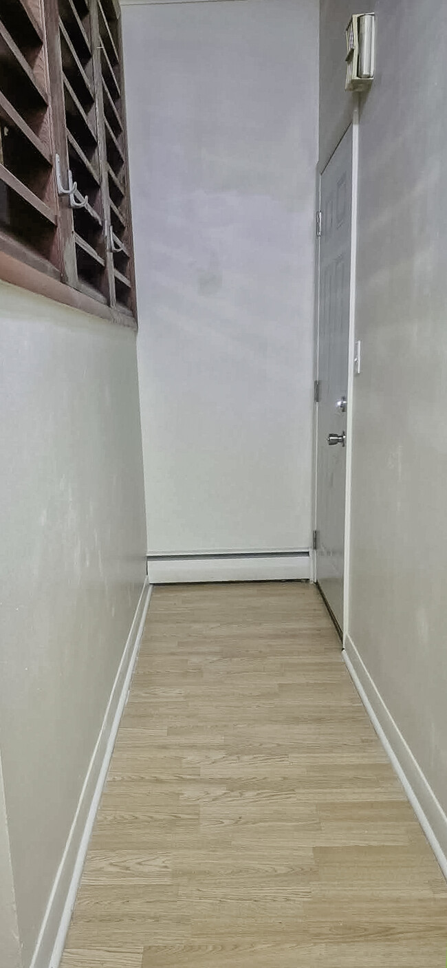 Entry Hallway - 415 Avenue E