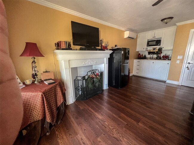 Building Photo - 9500 Mayfield Ave