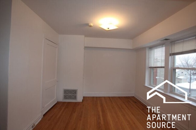 Photo - 3052 W Berteau Ave Apartment