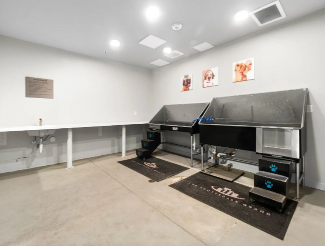 Building Photo - 15501 N Dial Blvd
