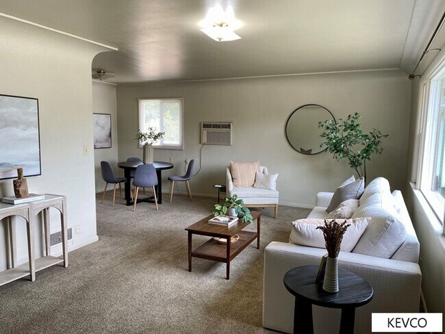 Foto del edificio - Massive Three Bedroom Home with Yard!