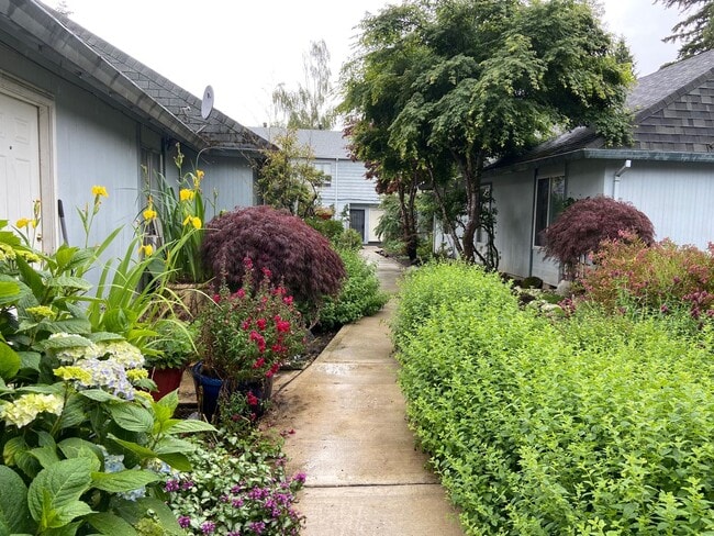 Charming Remodeled Townhome in Raleigh West - Prime Location w/ Garage & Private Patio - Charming Remodeled Townhome in Raleigh West - Prime Location w/ Garage & Private Patio