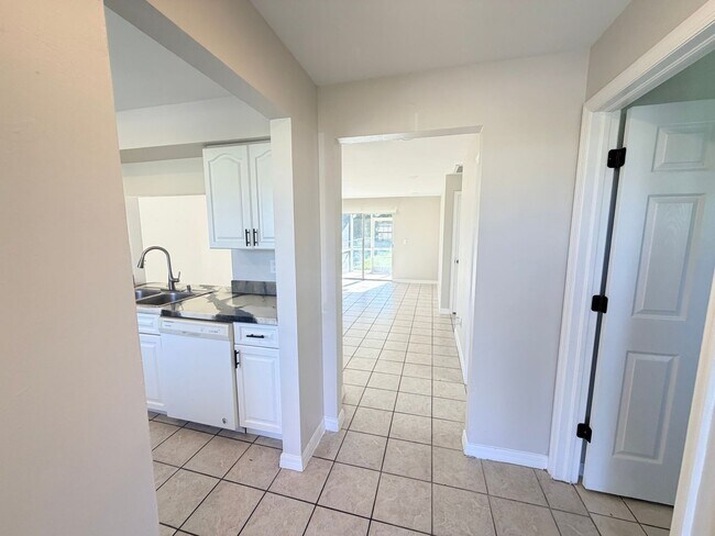 Building Photo - 2 Bed 2 Bath Duplex with Screened Lanai in SE Cape Coral