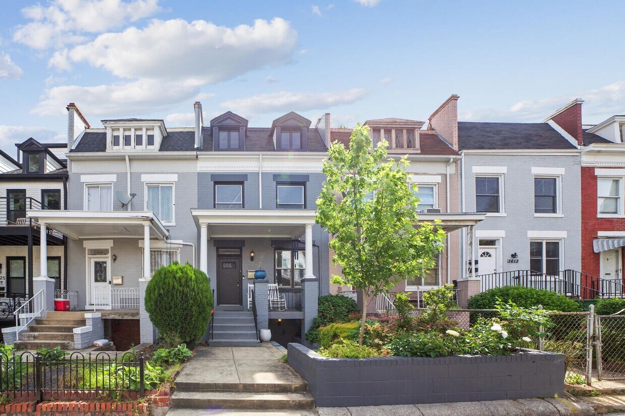 Modern Rowhome with Private Parking Pad! AVAILABLE NOW! - Modern Rowhome with Private Parking Pad! AVAILABLE NOW!