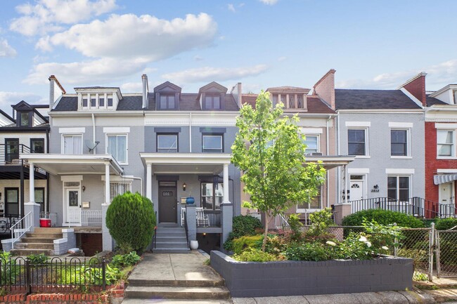 Modern Rowhome with Private Parking Pad! AVAILABLE NOW! - Modern Rowhome with Private Parking Pad! AVAILABLE NOW!