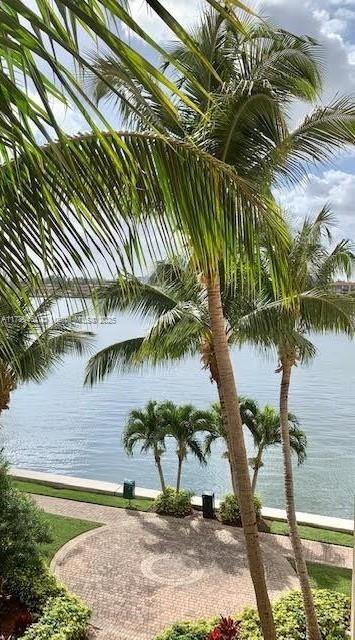 Foto del edificio - 17150 N Bay Rd