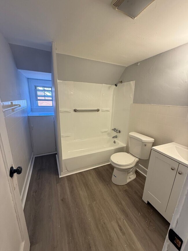 Foto del edificio - Shaker Heights 2nd/3rd floor combo