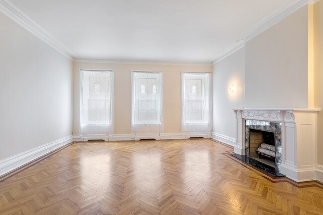 Foto del edificio - Townhouse Parlor Floor Duplex w/ 15' ceil's