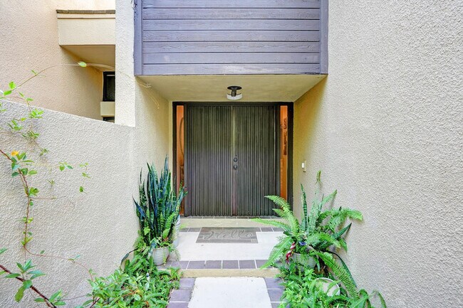 Building Photo - 702 St Albans Dr