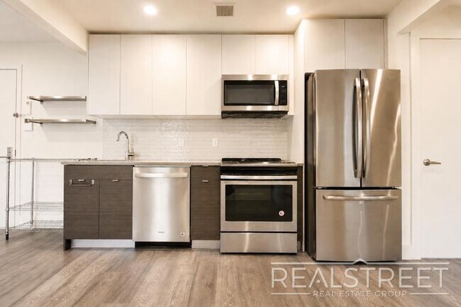 Building Photo - Stunning 2 BED w/ Balcony in Bushwick!