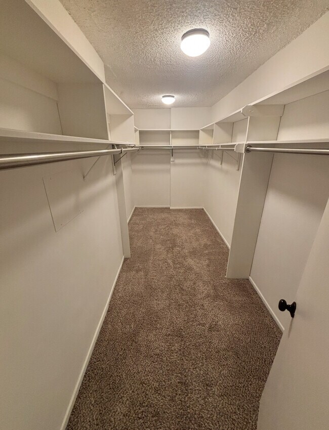 Building Photo - 1626 N Poinsettia Pl