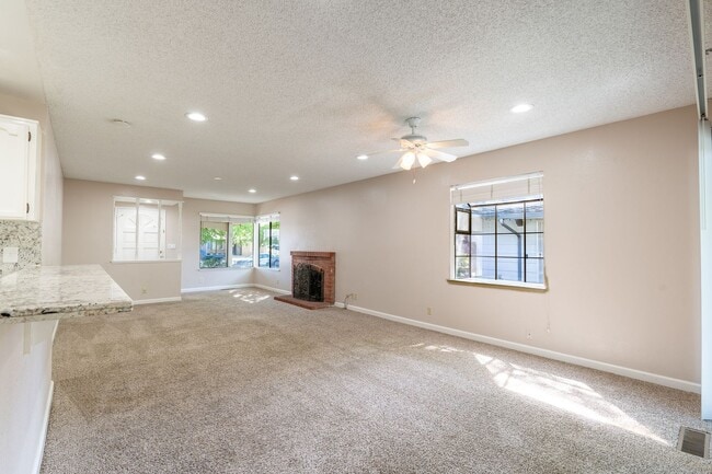 Foto del edificio - Cute 2 Bedroom Duplex in Great Morgan Hill...