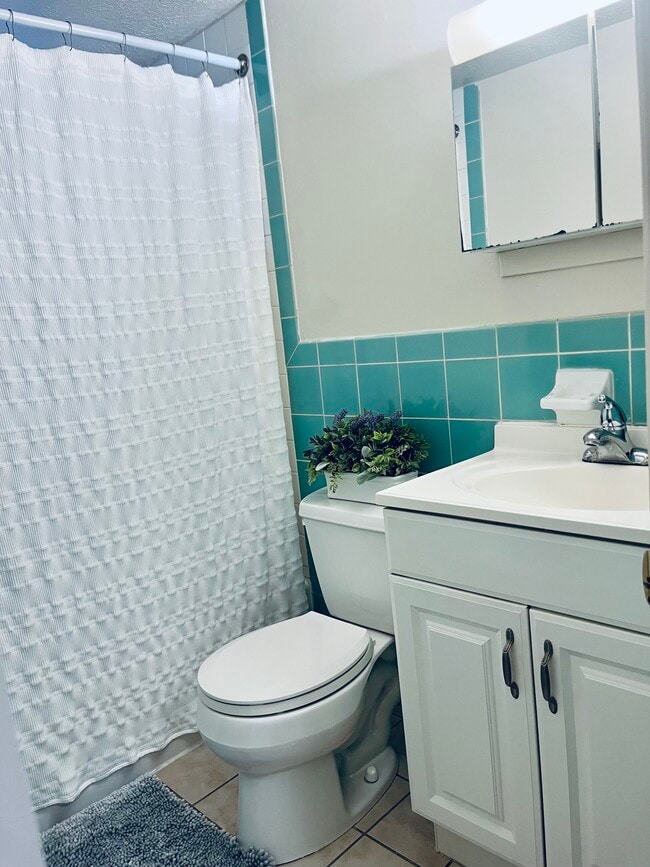 2633-8 Bathroom - Chamberlain and Lawnfair Apartments