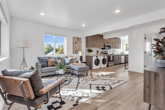 Building Photo - Renovated Apartment Near the University of...