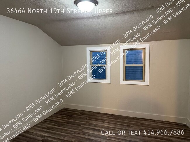 Building Photo - Freshly Updated Upper Duplex - 2 Bedrooms