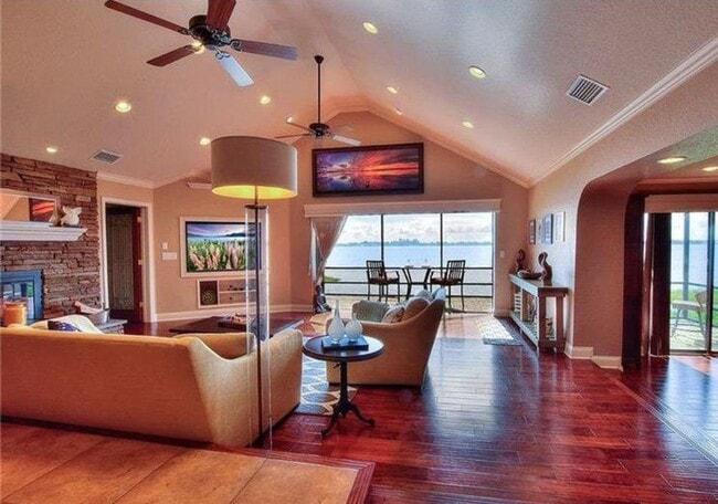 Building Photo - Lakefront - Auburndale