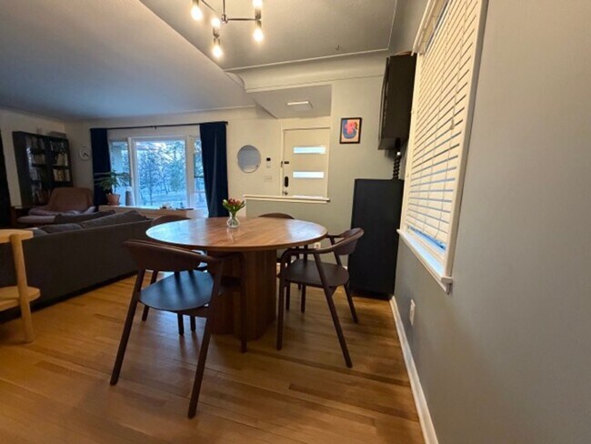 Foto del edificio - Stylishly Updated 4BR Home in the Heart of Northeast Minneapolis!