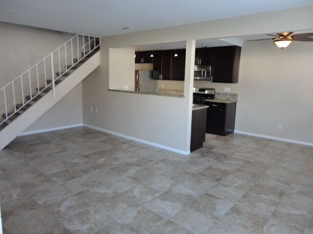 Building Photo - Beautiful 2 + 1 Townhouse Saugus