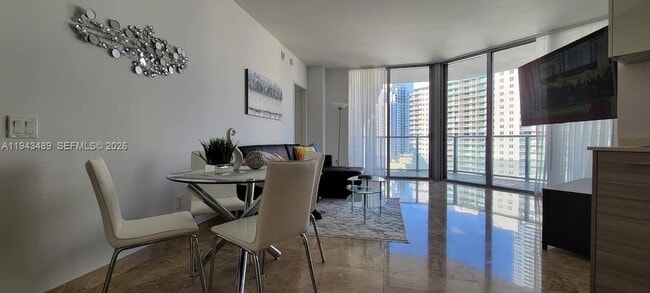 Foto del edificio - 1300 Brickell Bay Dr