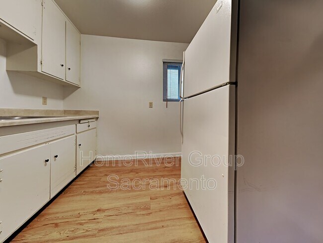 Building Photo - 423 5th St