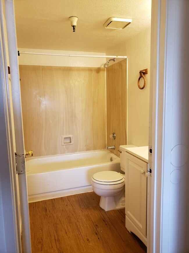 Baño de tamaño completo - Roger Plaza Apartments