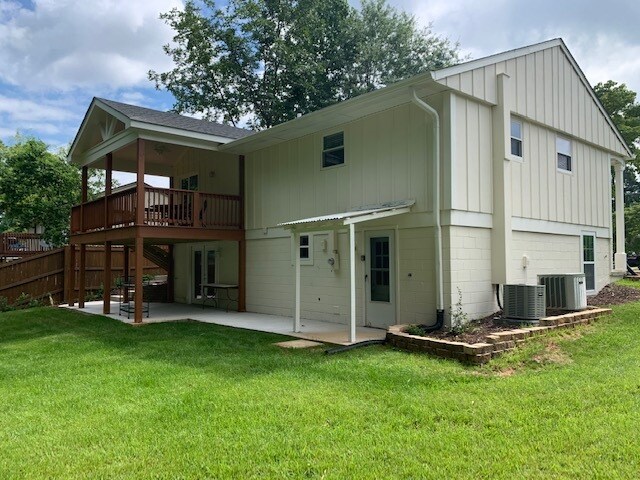 Building Photo - 2528 Spring Dr