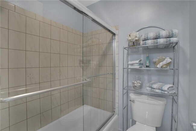 Building Photo - 6239 Bay Club Dr