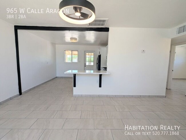 Building Photo - 965 W Calle Aragon