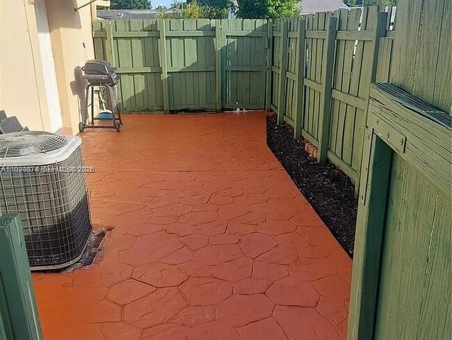 Building Photo - 6117 SW 31st St