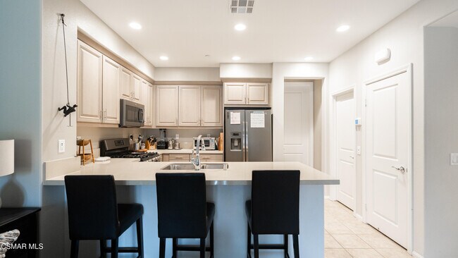 Foto del edificio - 5057 Robles St