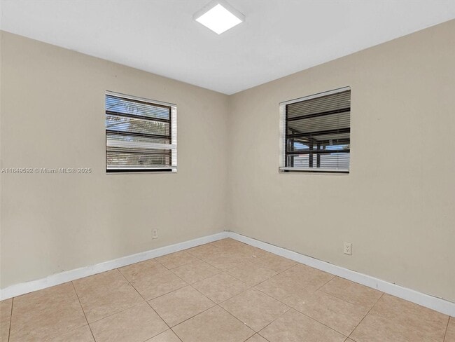 Building Photo - 5611 SW 38th St