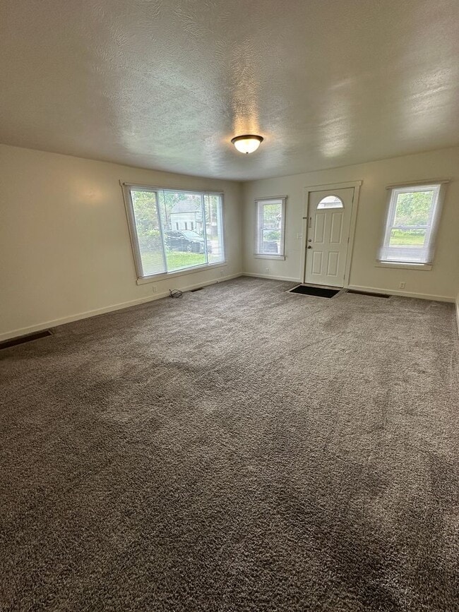 Building Photo - 2 Bedroom House - Goshen