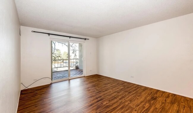 Building Photo - 2325 S Linden Ct