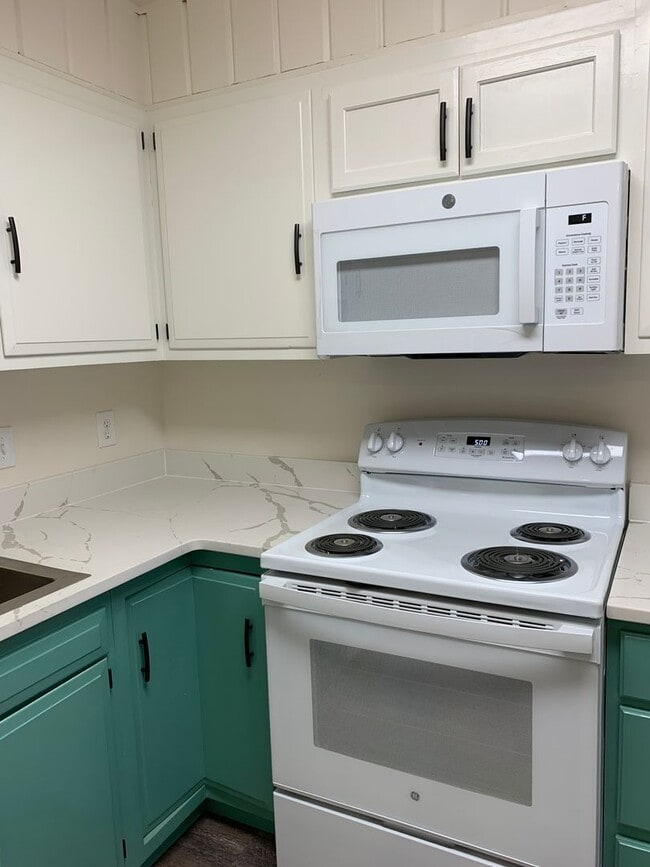 Building Photo - 2 Bdrm 1 Ba | Baxter & Northern Lights are...