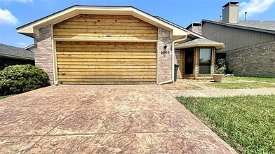 Building Photo - 2005 Verlaine Dr