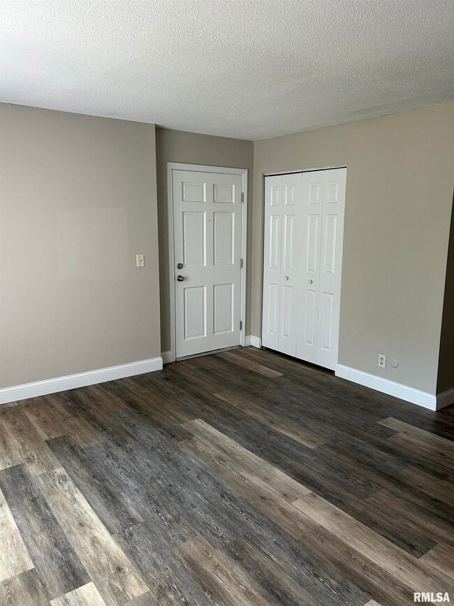 Building Photo - 5029 N Lakeside Pl