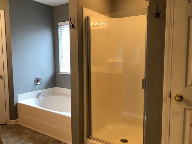 Foto del edificio - 1010 Tanyard Springs Dr